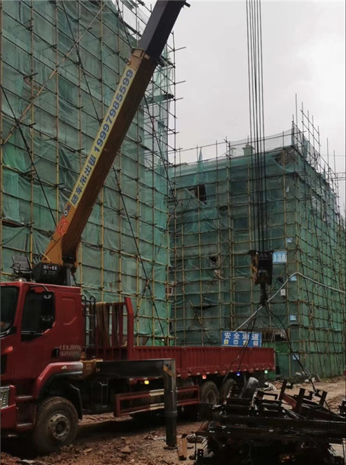 镇远县“慢工细活”—— 吊车的 “微动控制” 技术